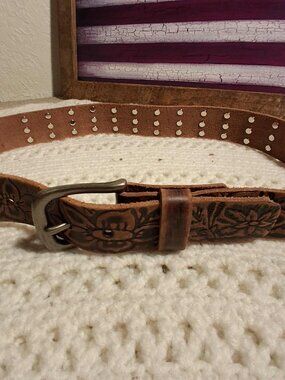 LADIES LEATHER BELT SIZE 42"